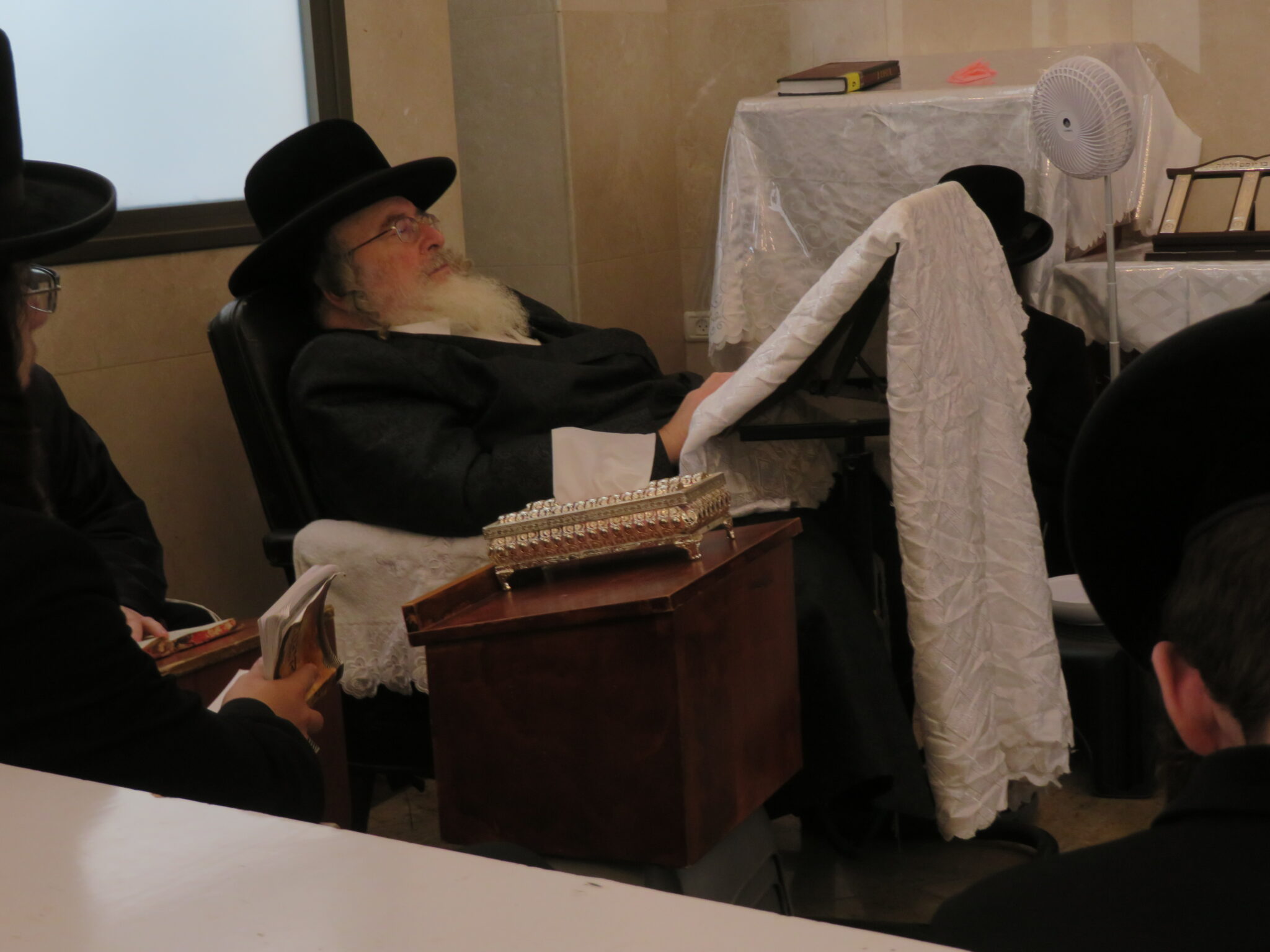 צפו: האדמו"ר מספינקא באמירת קינות בבית מדרשו