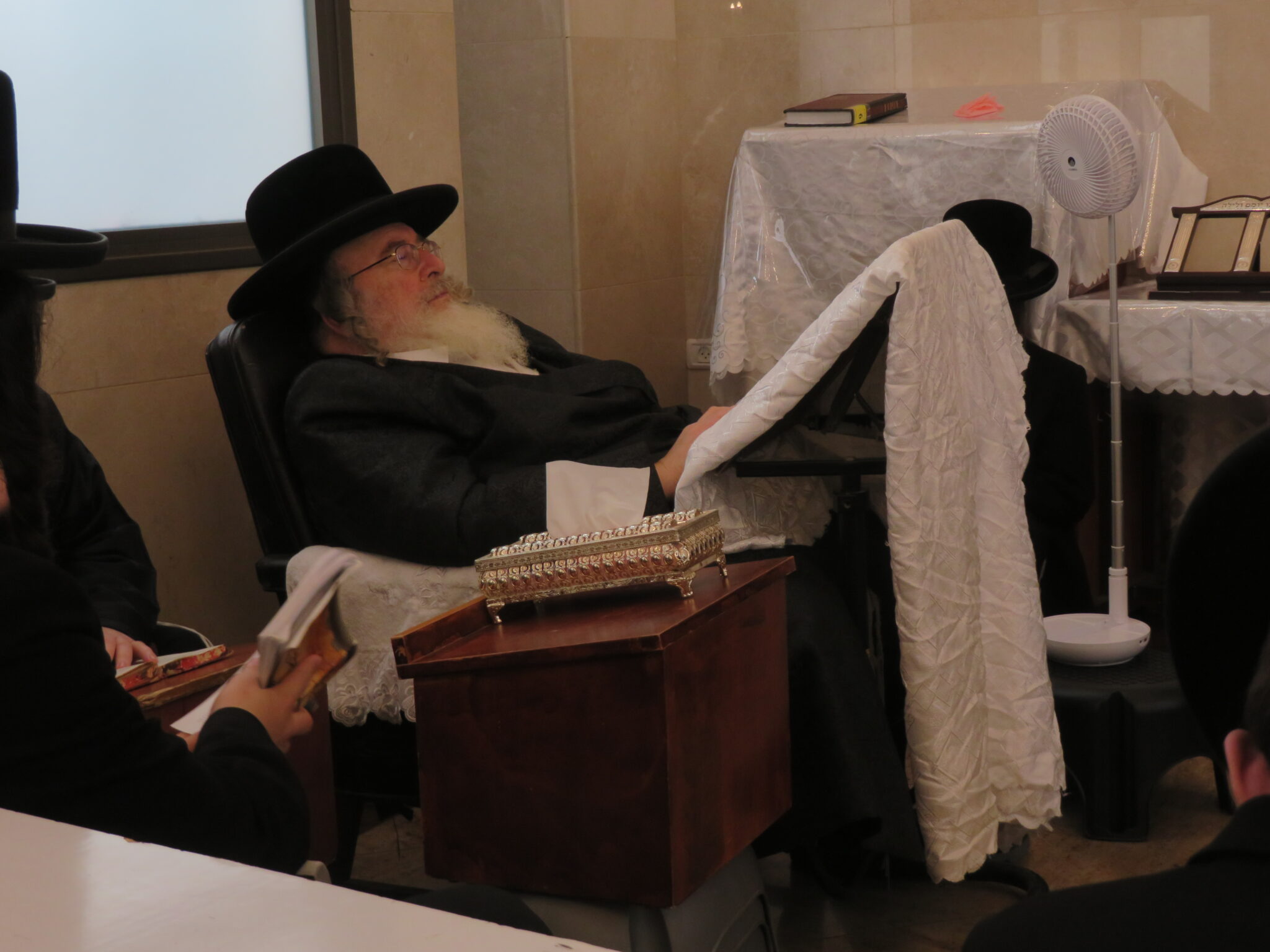 צפו: האדמו"ר מספינקא באמירת קינות בבית מדרשו