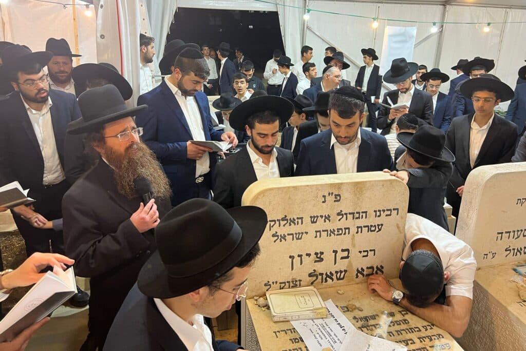 באור לציון התכנסו לזכר מרן הגרב"צ אבא שאול באור לציון התכנסו לזכר מרן הגרב"צ אבא שאול