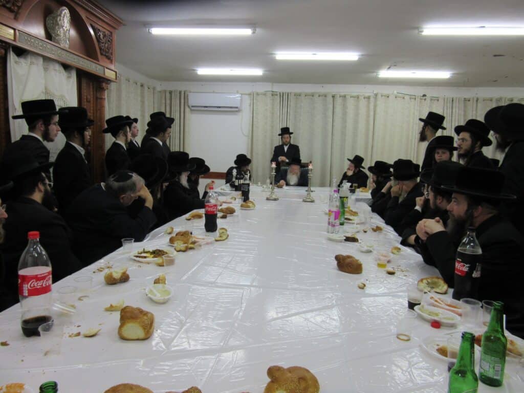 האדמו"ר מקרעטשניף קרית גת ערך את שולחנו לכבוד הסב