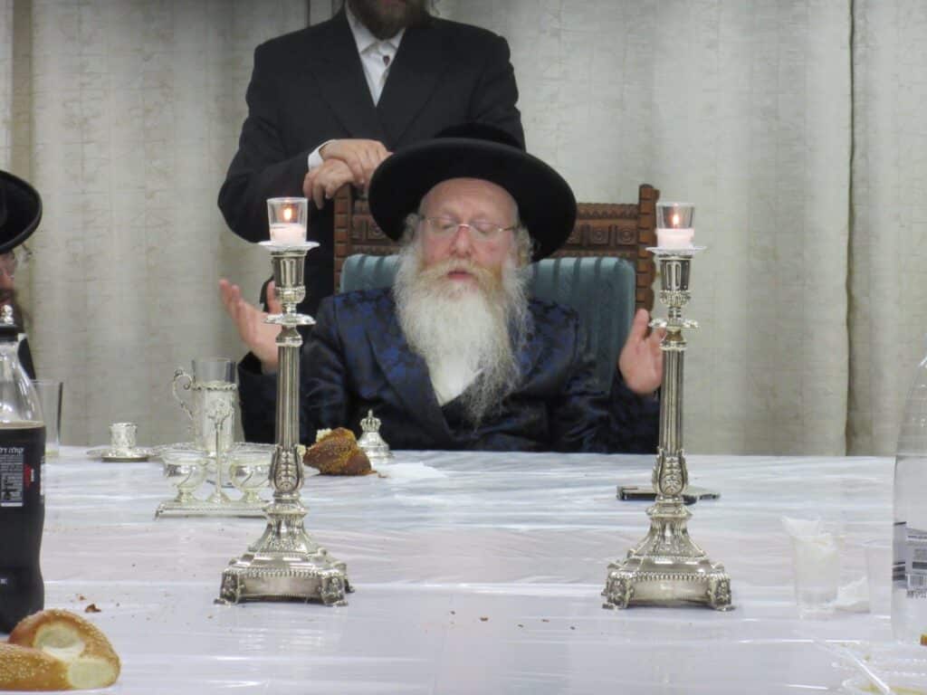 האדמו"ר מקרעטשניף קרית גת ערך את שולחנו לכבוד הסב