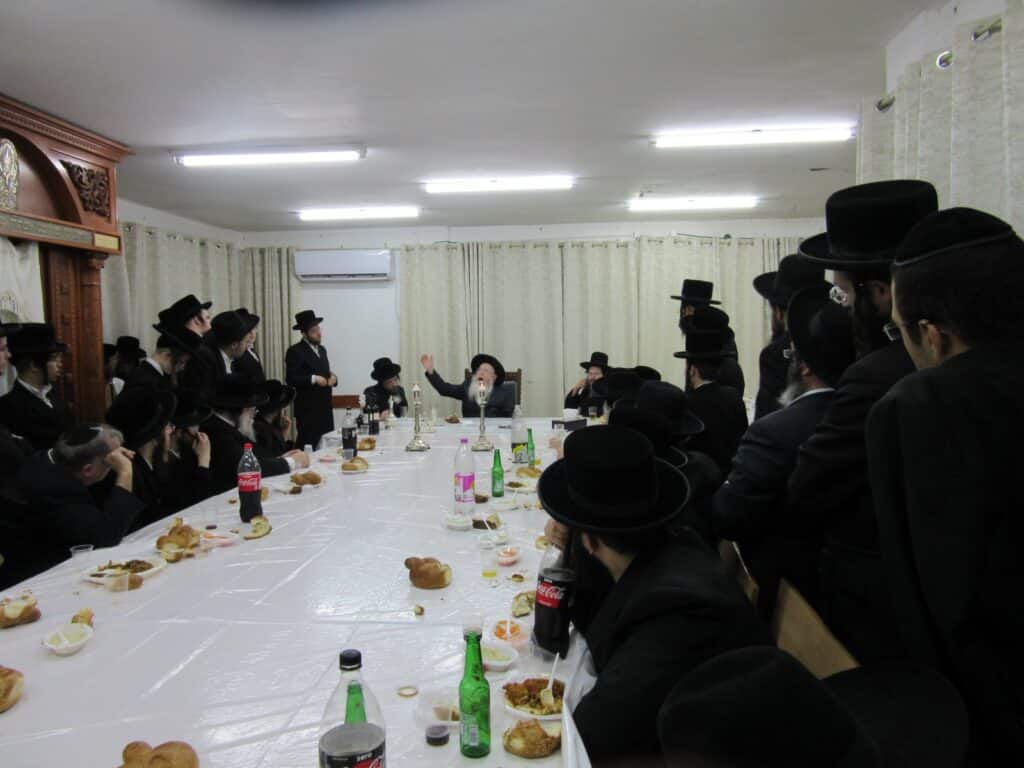 האדמו"ר מקרעטשניף קרית גת ערך את שולחנו לכבוד הסב