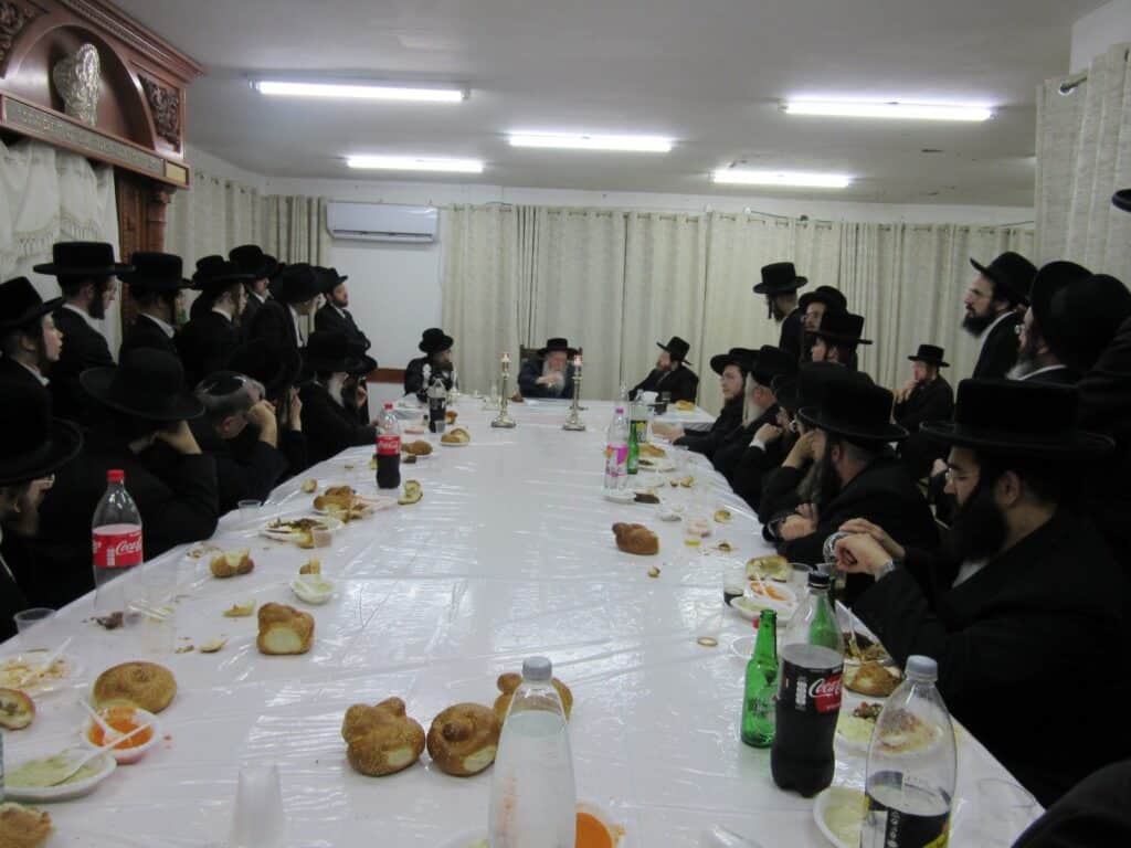 האדמו"ר מקרעטשניף קרית גת ערך את שולחנו לכבוד הסב