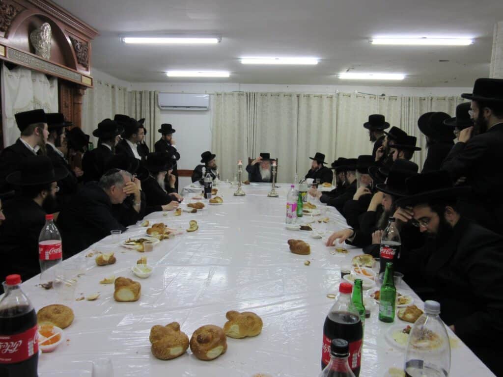 האדמו"ר מקרעטשניף קרית גת ערך את שולחנו לכבוד הסב