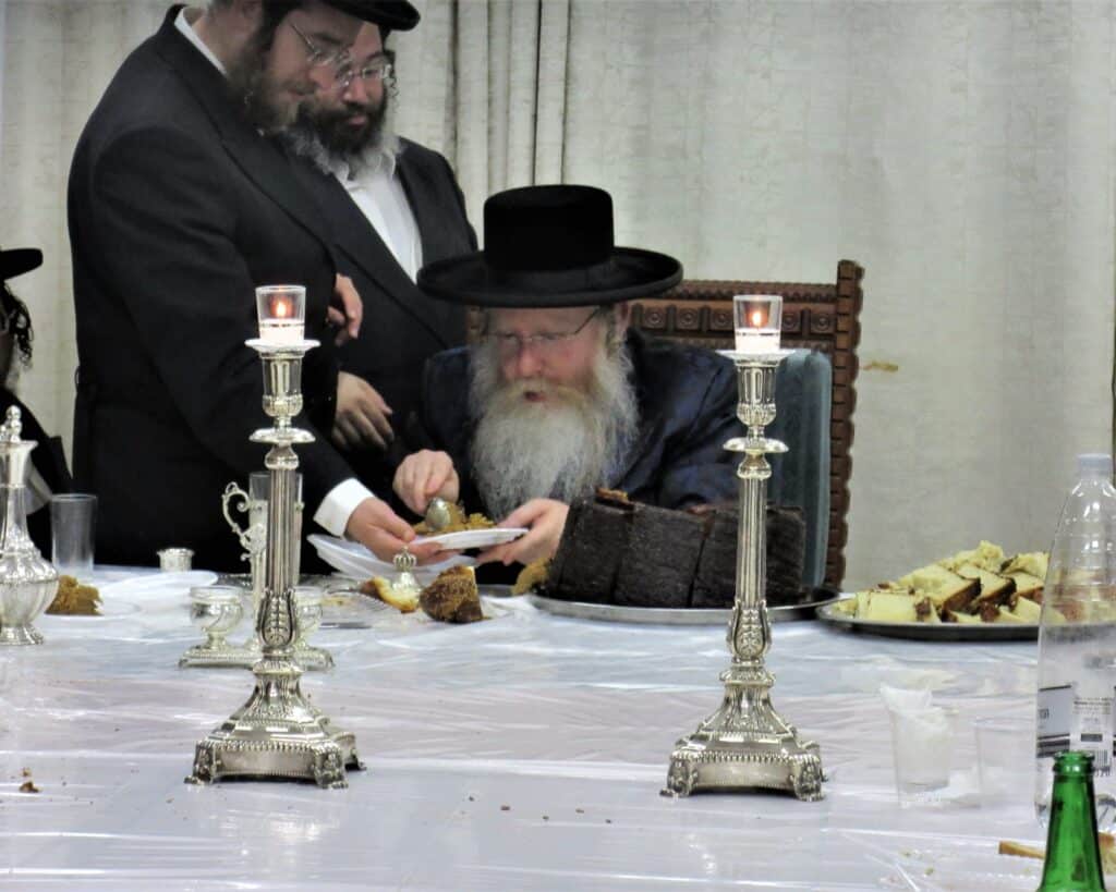 האדמו"ר מקרעטשניף קרית גת ערך את שולחנו לכבוד הסב
