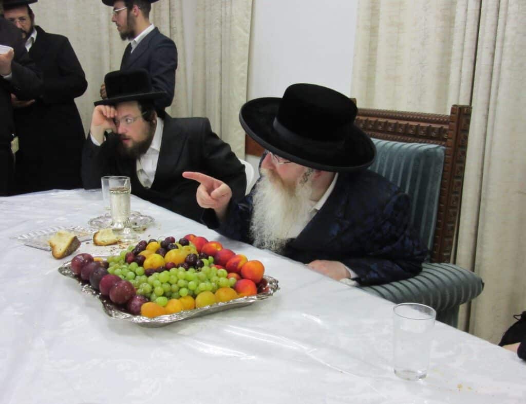 האדמו"ר מקרעטשניף קרית גת ערך את שולחנו לכבוד הסב