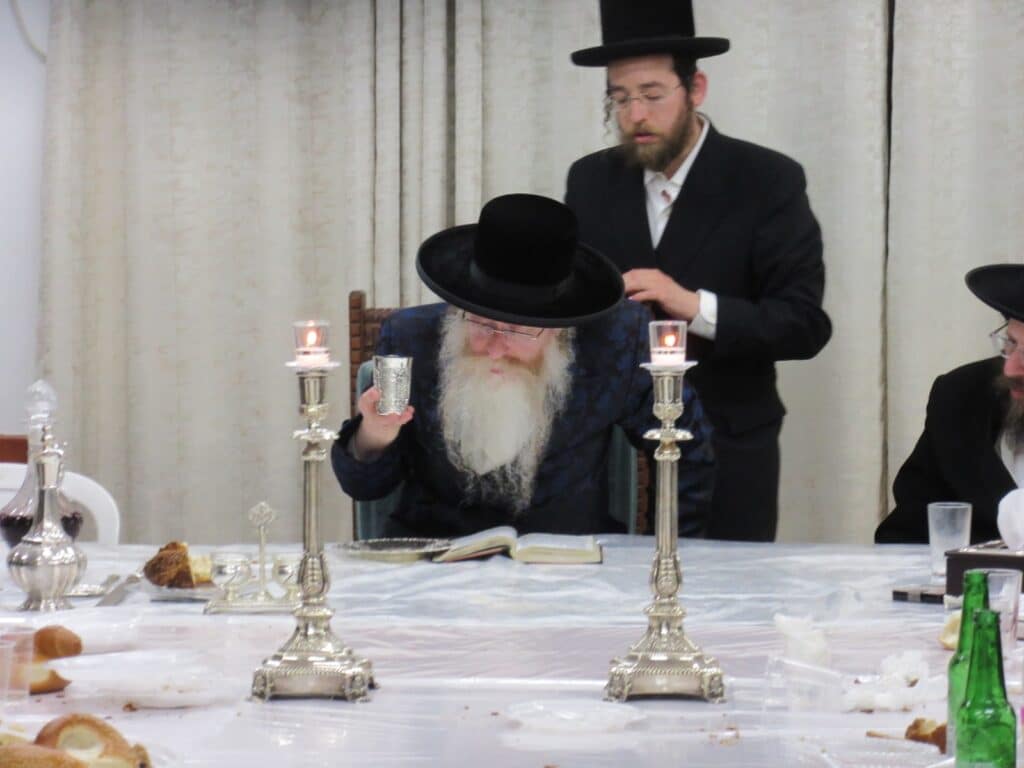 האדמו"ר מקרעטשניף קרית גת ערך את שולחנו לכבוד הסב