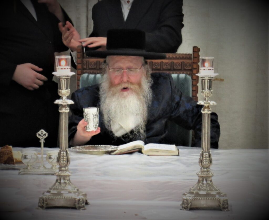 האדמו"ר מקרעטשניף קרית גת ערך את שולחנו לכבוד הסב