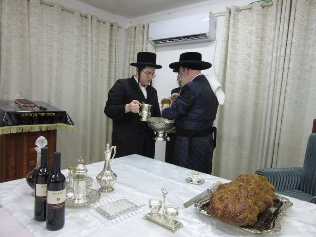 האדמו"ר מקרעטשניף קרית גת ערך את שולחנו לכבוד הסב