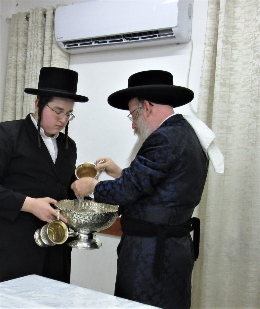 האדמו"ר מקרעטשניף קרית גת ערך את שולחנו לכבוד הסב