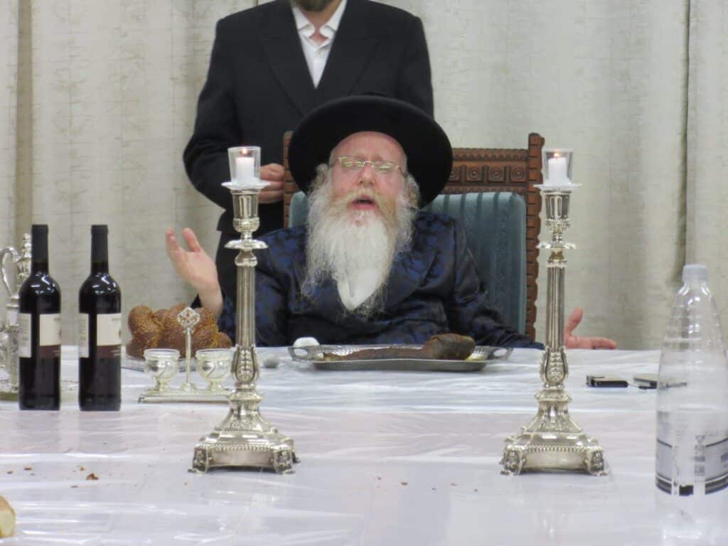 האדמו"ר מקרעטשניף קרית גת ערך את שולחנו לכבוד הסב