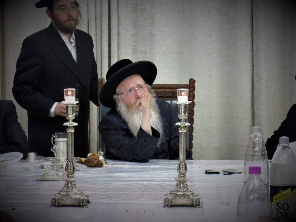 האדמו"ר מקרעטשניף קרית גת ערך את שולחנו לכבוד הסב