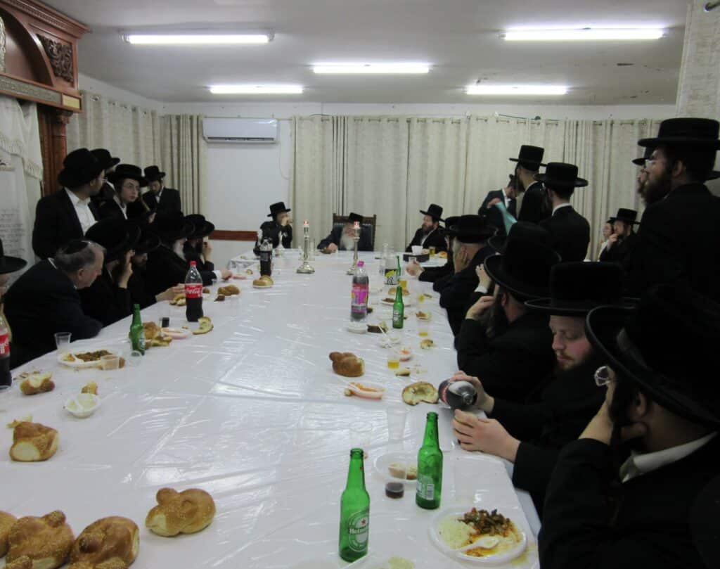 האדמו"ר מקרעטשניף קרית גת ערך את שולחנו לכבוד הסב