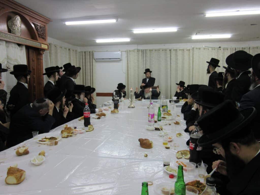 האדמו"ר מקרעטשניף קרית גת ערך את שולחנו לכבוד הסב