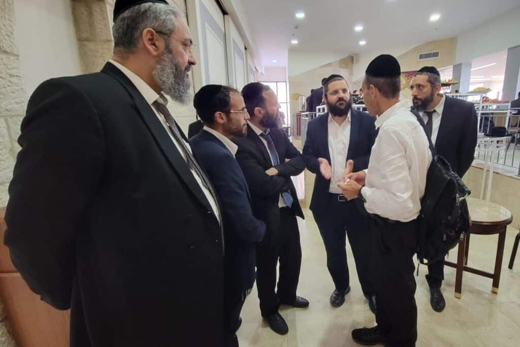 שאלה מורכבת: רבני קו ההלכה התכנסו ליום עיון