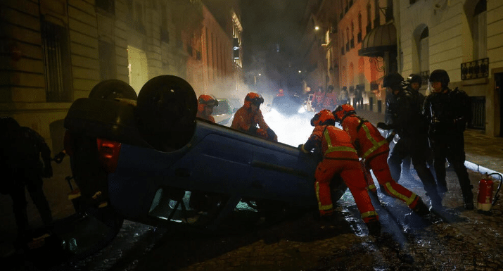 רכבים הפוכים ושוטרים פצועים: תיעודים בלתי נתפסים מהביזה בצרפת