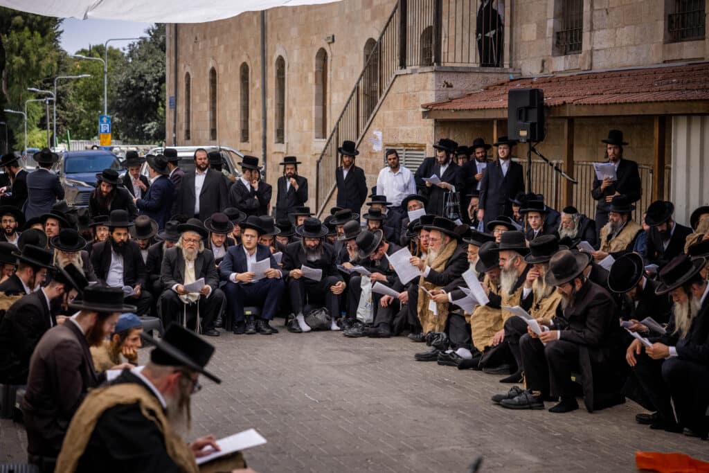 במחאה על הרכבת: מפגינים קראו תיקון חצות בלבוש שק