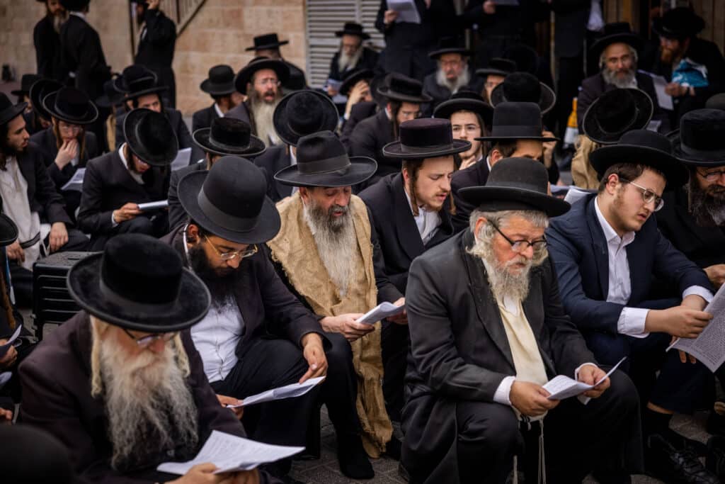 במחאה על הרכבת: מפגינים קראו תיקון חצות בלבוש שק