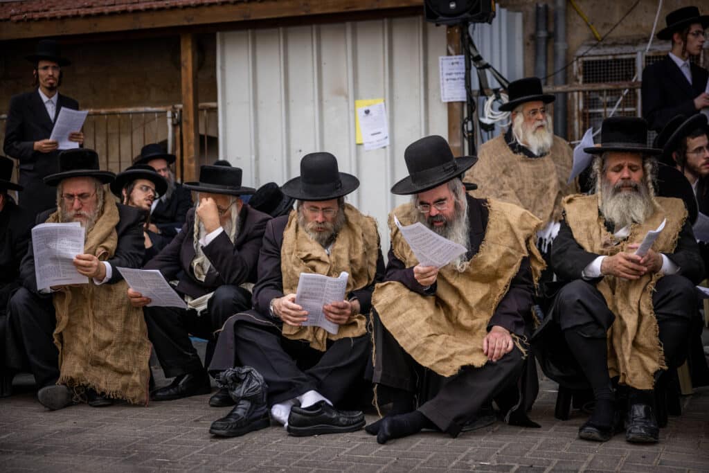 במחאה על הרכבת: מפגינים קראו תיקון חצות בלבוש שק