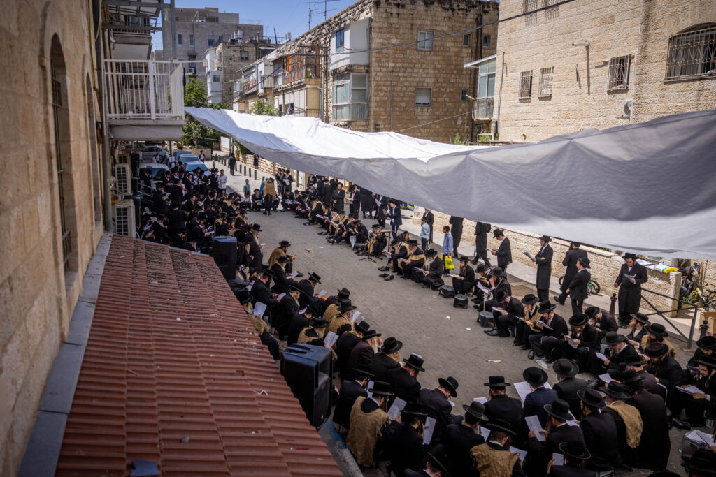 במחאה על הרכבת: מפגינים קראו תיקון חצות בלבוש שק