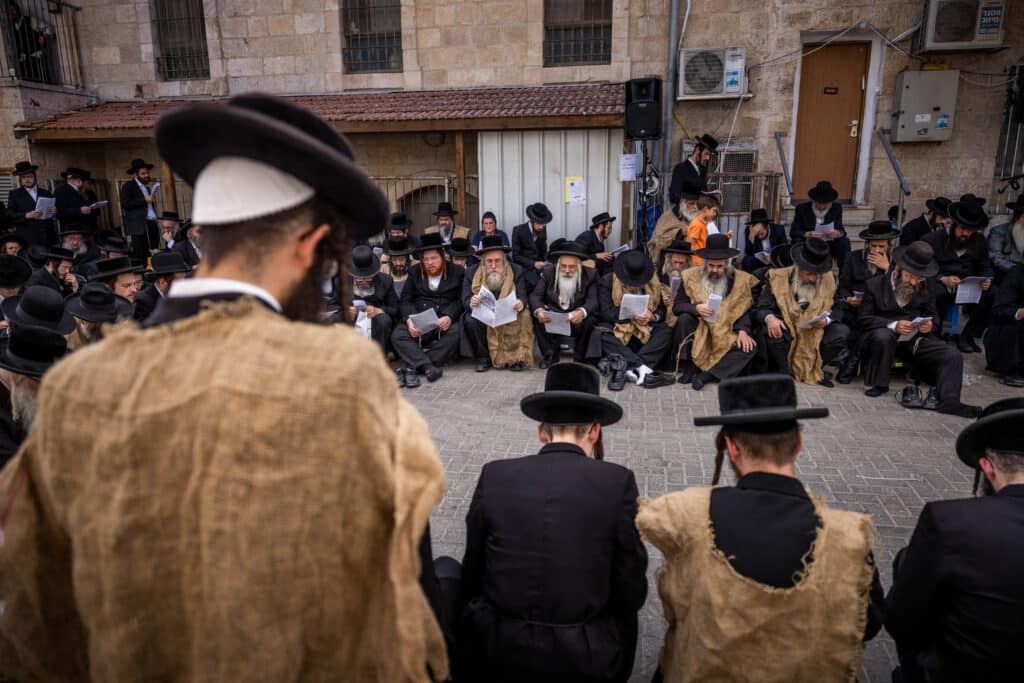 במחאה על הרכבת: מפגינים קראו תיקון חצות בלבוש שק