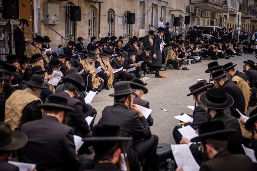 במחאה על הרכבת: מפגינים קראו תיקון חצות בלבוש שק