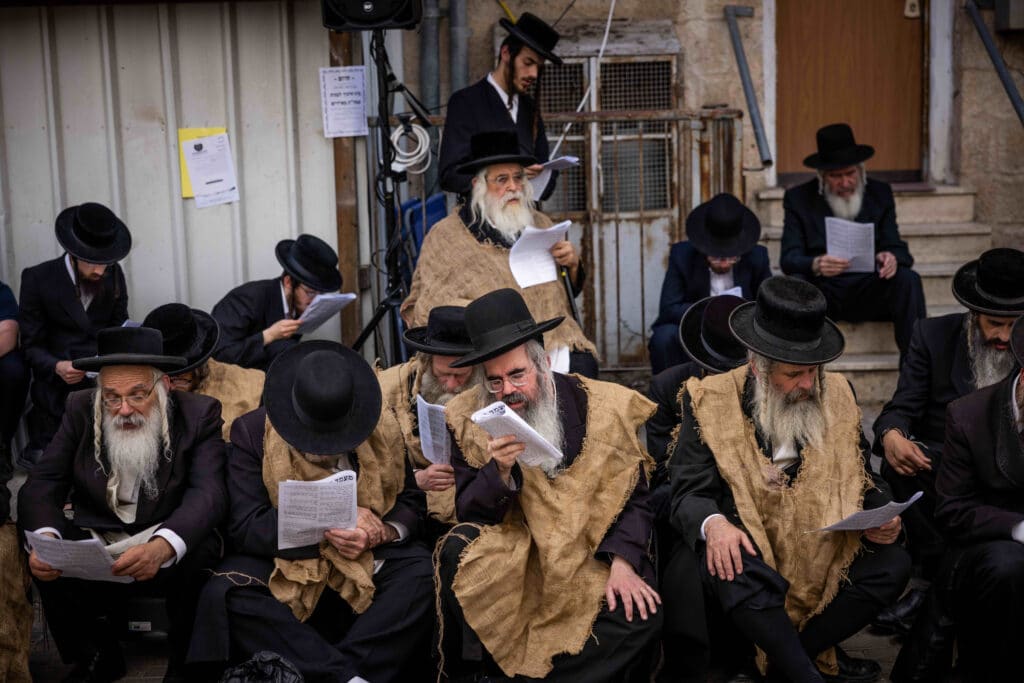 במחאה על הרכבת: מפגינים קראו תיקון חצות בלבוש שק