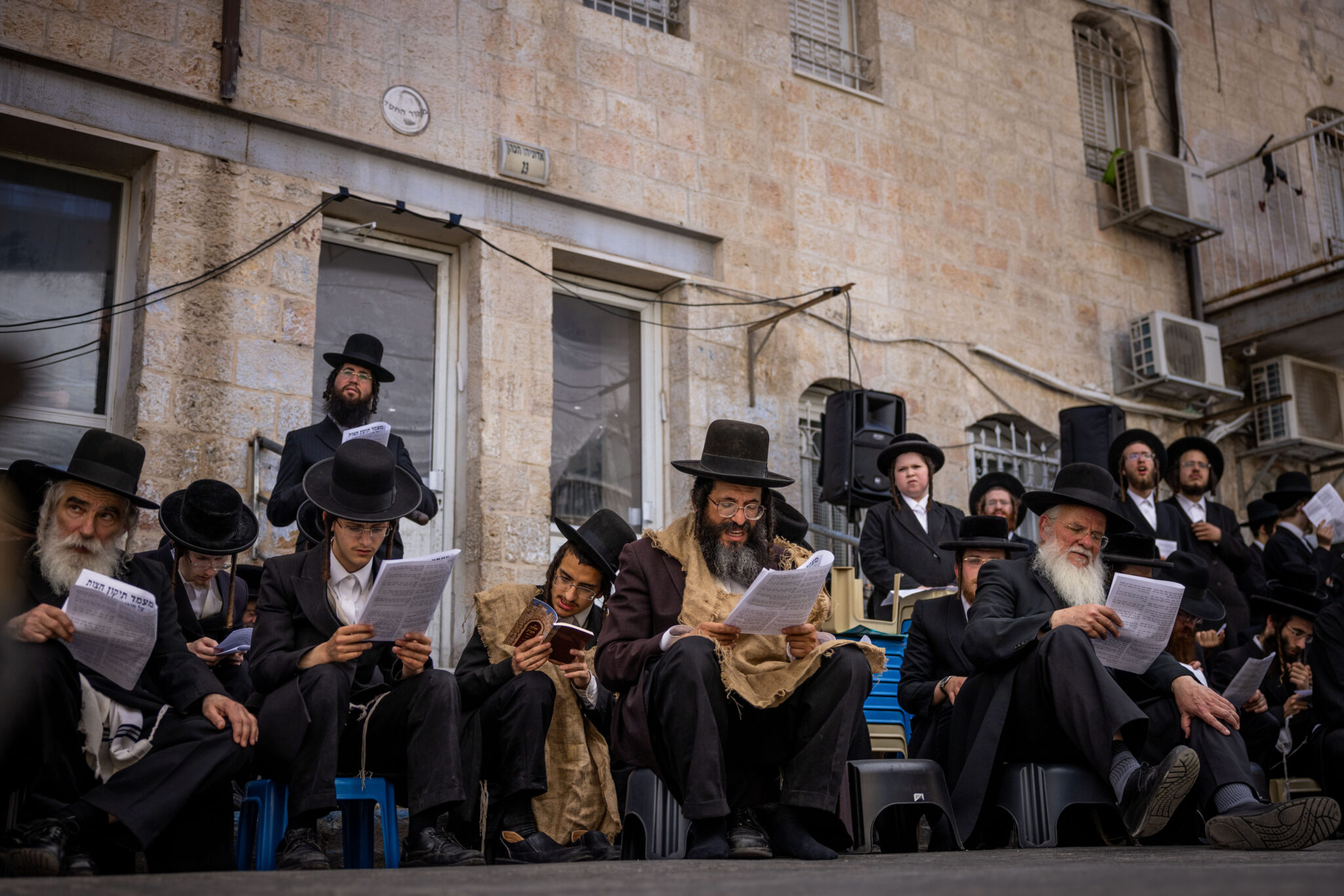 במחאה על הרכבת: מפגינים קראו תיקון חצות בלבוש שק