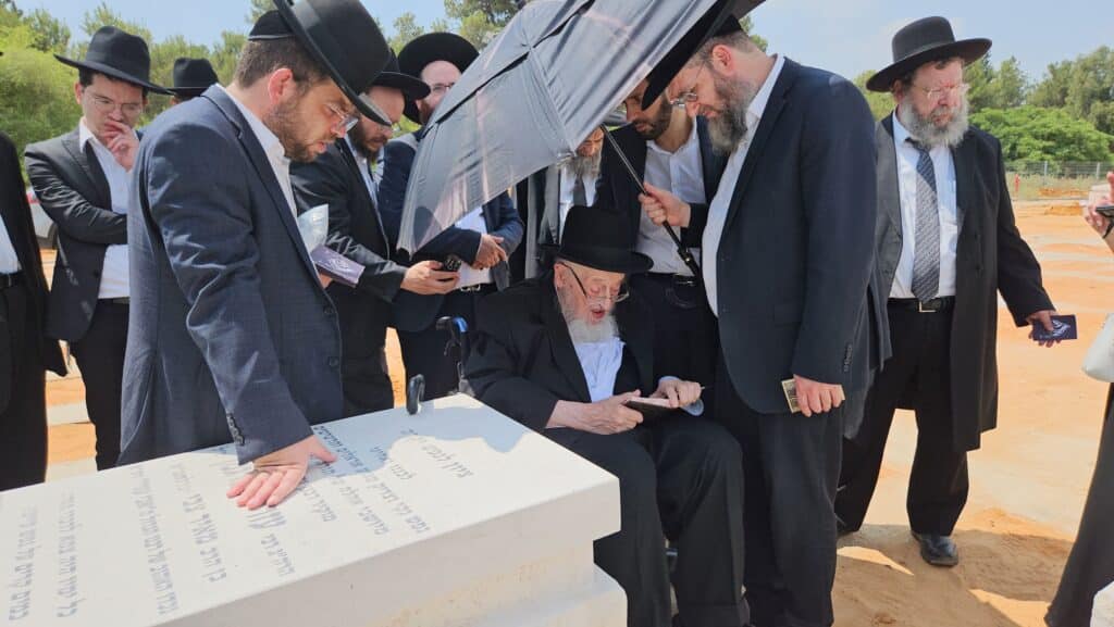 ראש הישיבה עלה לקבר בנו וביקש ממנו סליחה