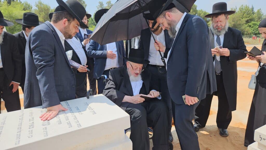 ראש הישיבה עלה לקבר בנו וביקש ממנו סליחה