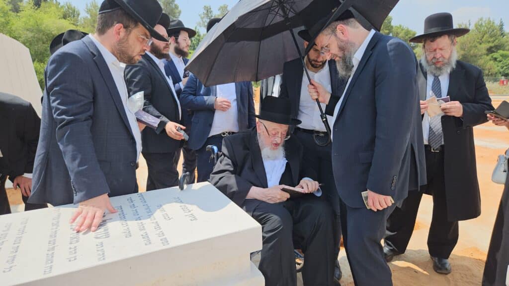 ראש הישיבה עלה לקבר בנו וביקש ממנו סליחה