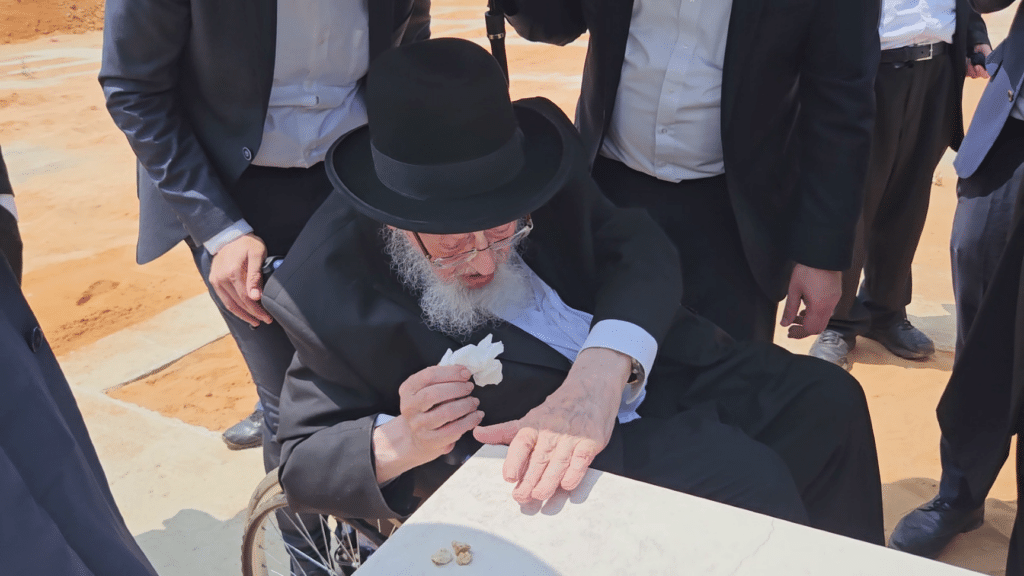 ראש הישיבה עלה לקבר בנו וביקש ממנו סליחה