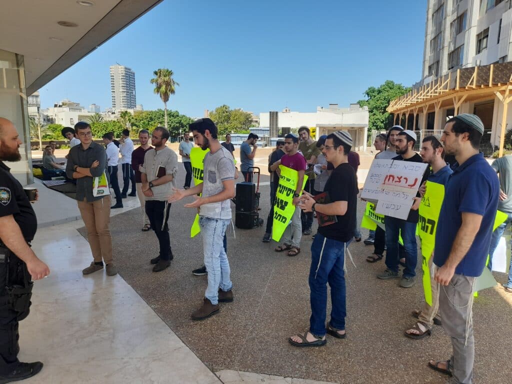 בחסות העירייה: בתל אביב מחו נגד כנס מיסיונרי 