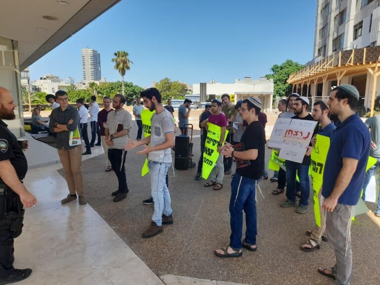 בחסות העירייה: בתל אביב מחו נגד כנס מיסיונרי 