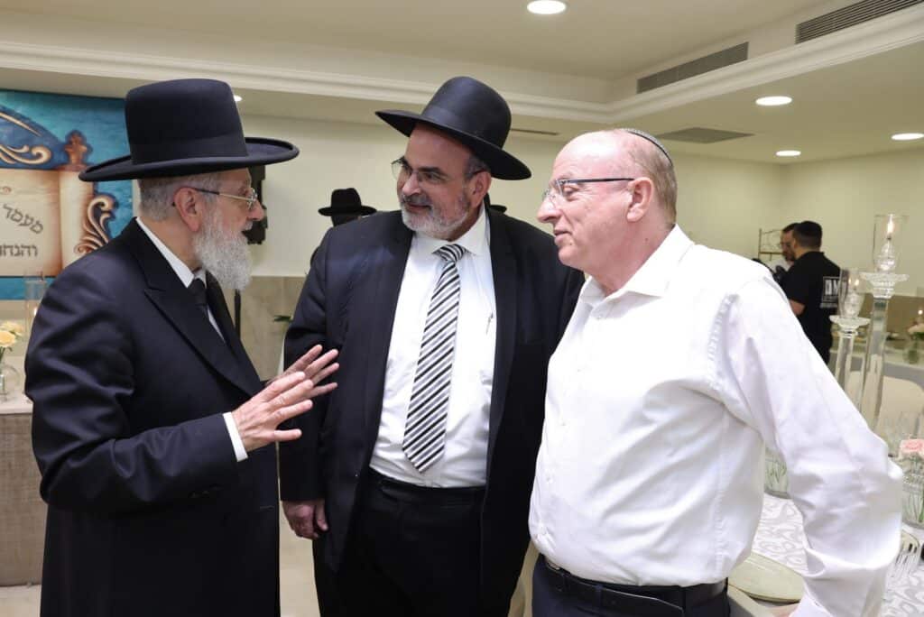 בשערים המצויינים חגגו הכנסת ספר תורה לביהמ"ד