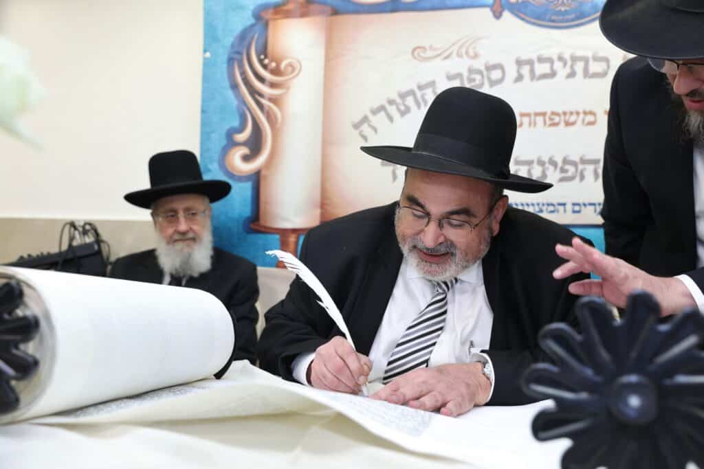 בשערים המצויינים חגגו הכנסת ספר תורה לביהמ"ד