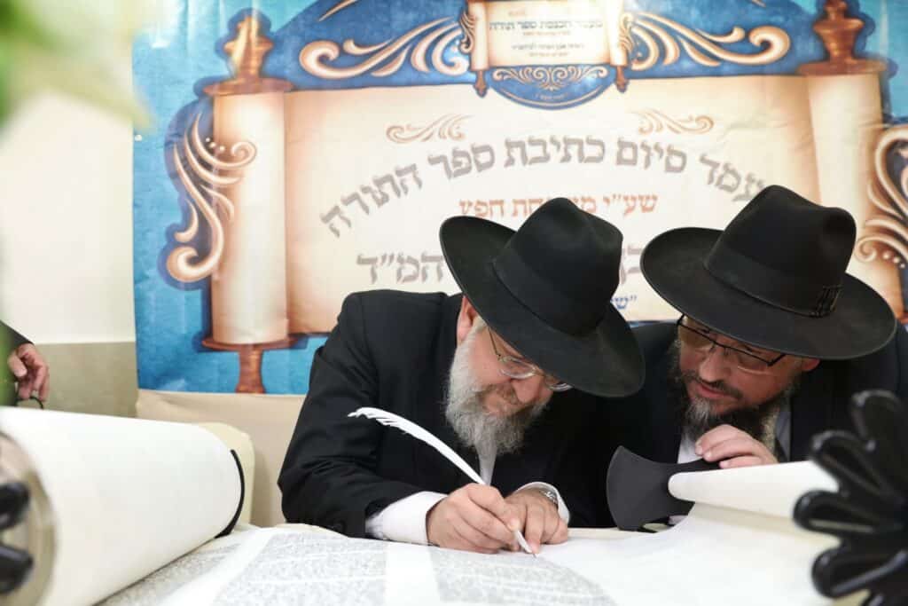 בשערים המצויינים חגגו הכנסת ספר תורה לביהמ"ד