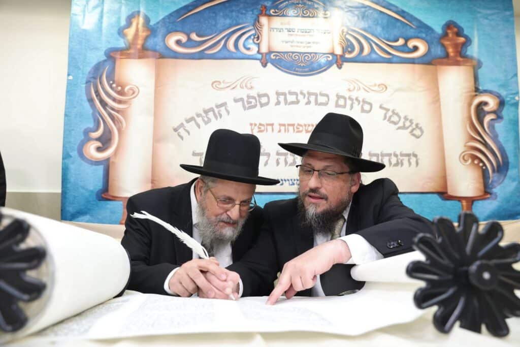 בשערים המצויינים חגגו הכנסת ספר תורה לביהמ"ד