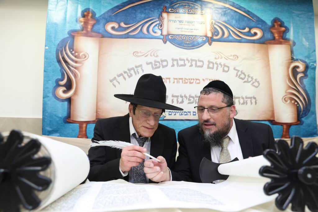 בשערים המצויינים חגגו הכנסת ספר תורה לביהמ"ד