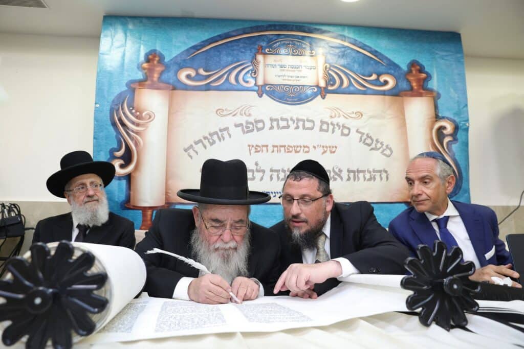 בשערים המצויינים חגגו הכנסת ספר תורה לביהמ"ד