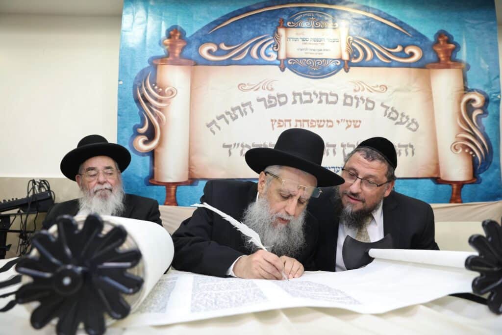 בשערים המצויינים חגגו הכנסת ספר תורה לביהמ"ד