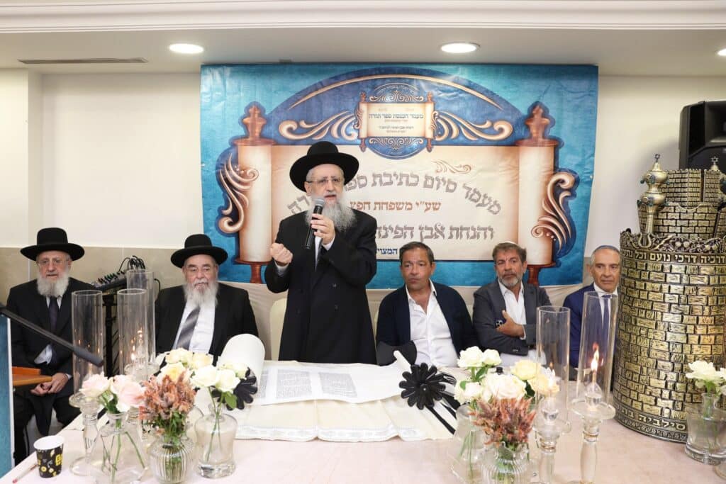 בשערים המצויינים חגגו הכנסת ספר תורה לביהמ"ד