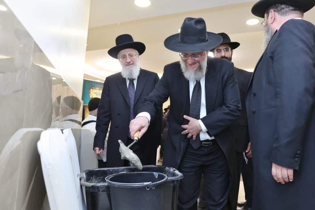 בשערים המצויינים חגגו הכנסת ספר תורה לביהמ"ד