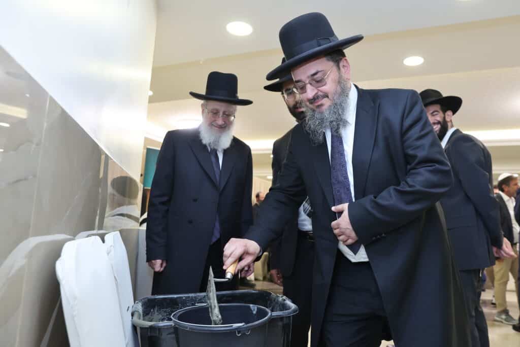 בשערים המצויינים חגגו הכנסת ספר תורה לביהמ"ד