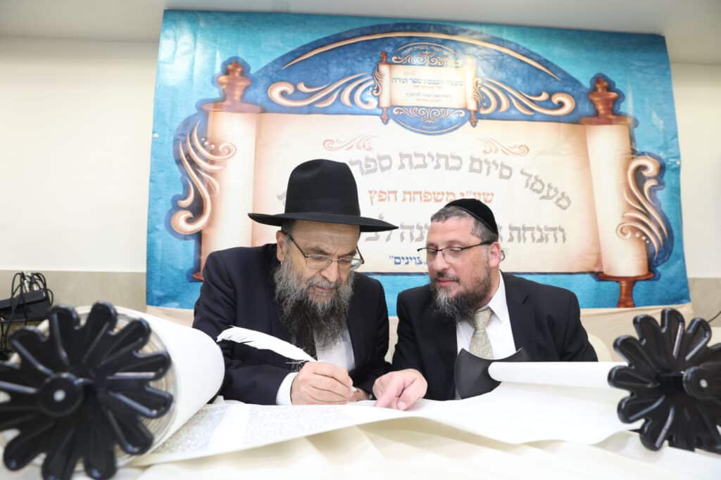 בשערים המצויינים חגגו הכנסת ספר תורה לביהמ"ד