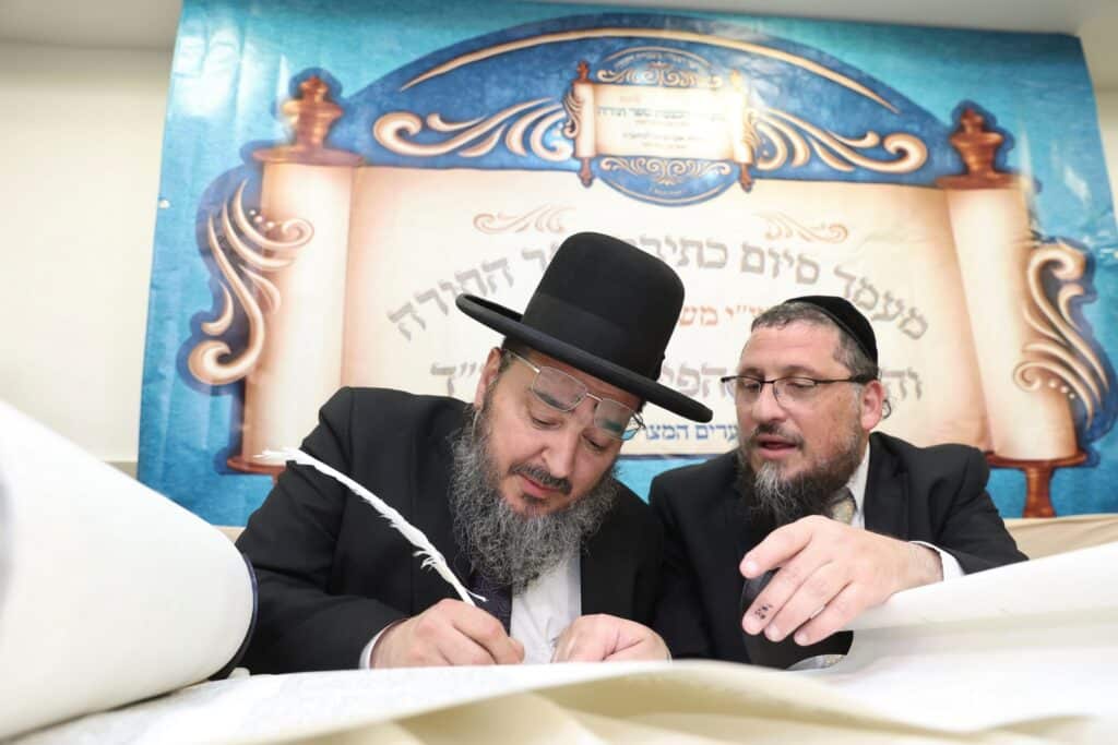 בשערים המצויינים חגגו הכנסת ספר תורה לביהמ"ד