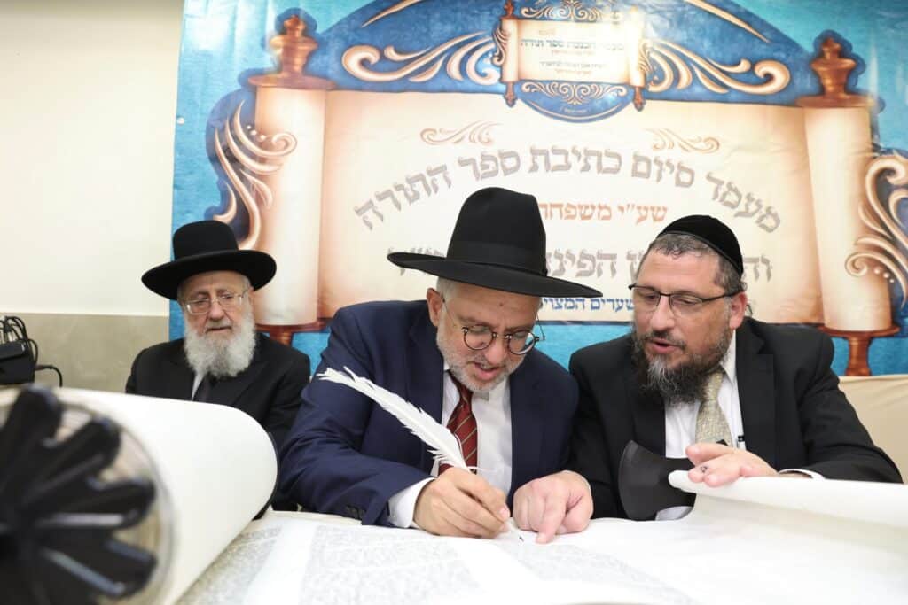 בשערים המצויינים חגגו הכנסת ספר תורה לביהמ"ד