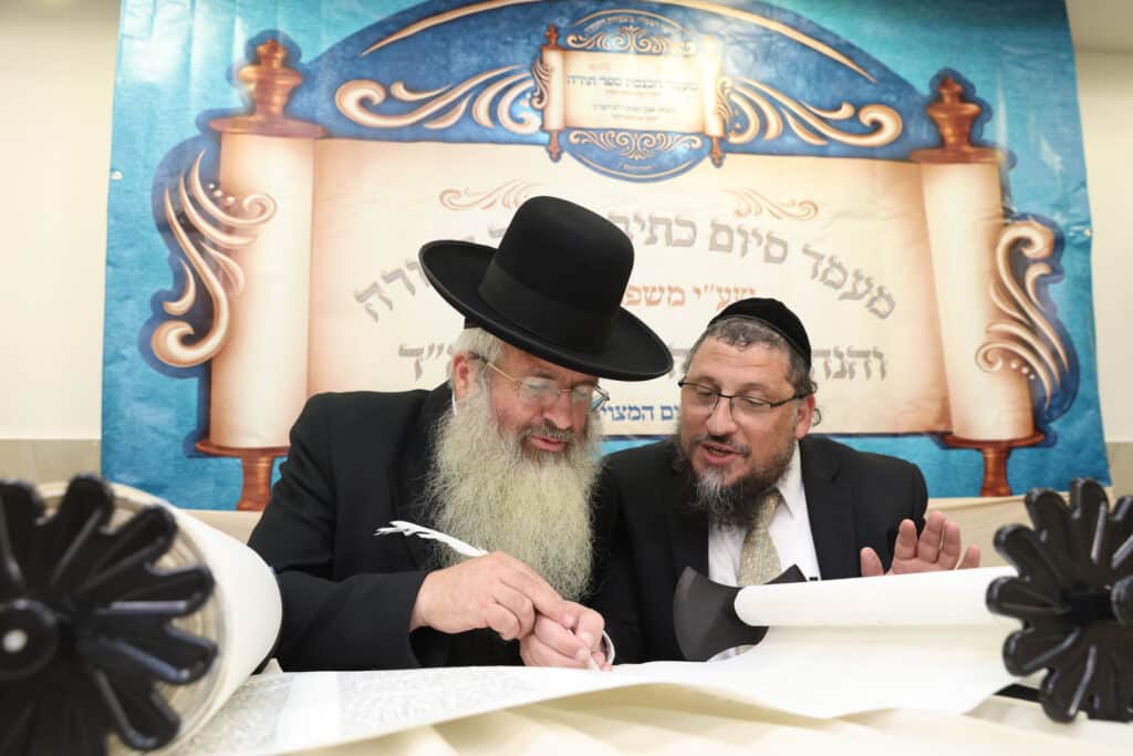 בשערים המצויינים חגגו הכנסת ספר תורה לביהמ"ד