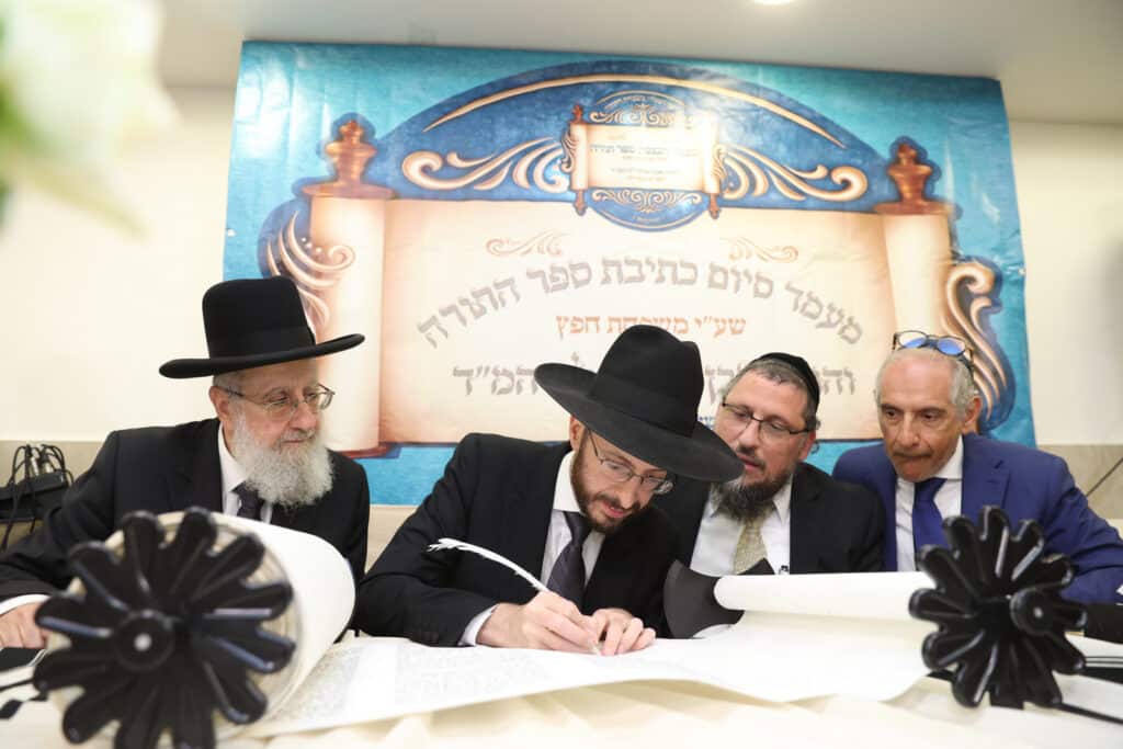 בשערים המצויינים חגגו הכנסת ספר תורה לביהמ"ד