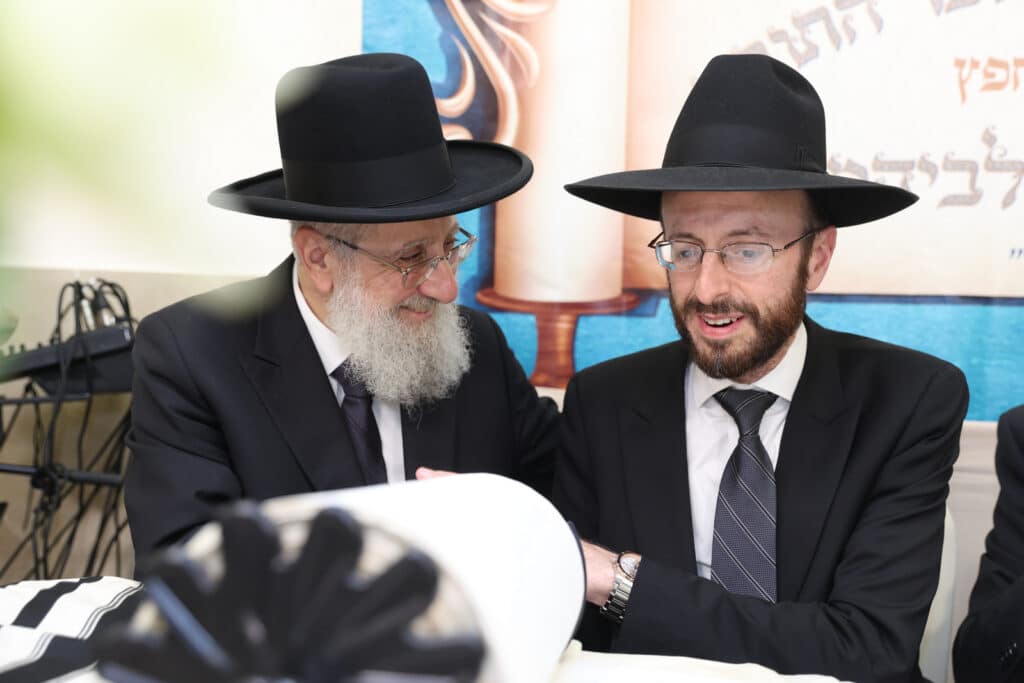 בשערים המצויינים חגגו הכנסת ספר תורה לביהמ"ד